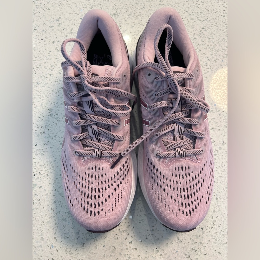 ASICS Gel-Kayano 28 Women’s size 10. New, never worn.